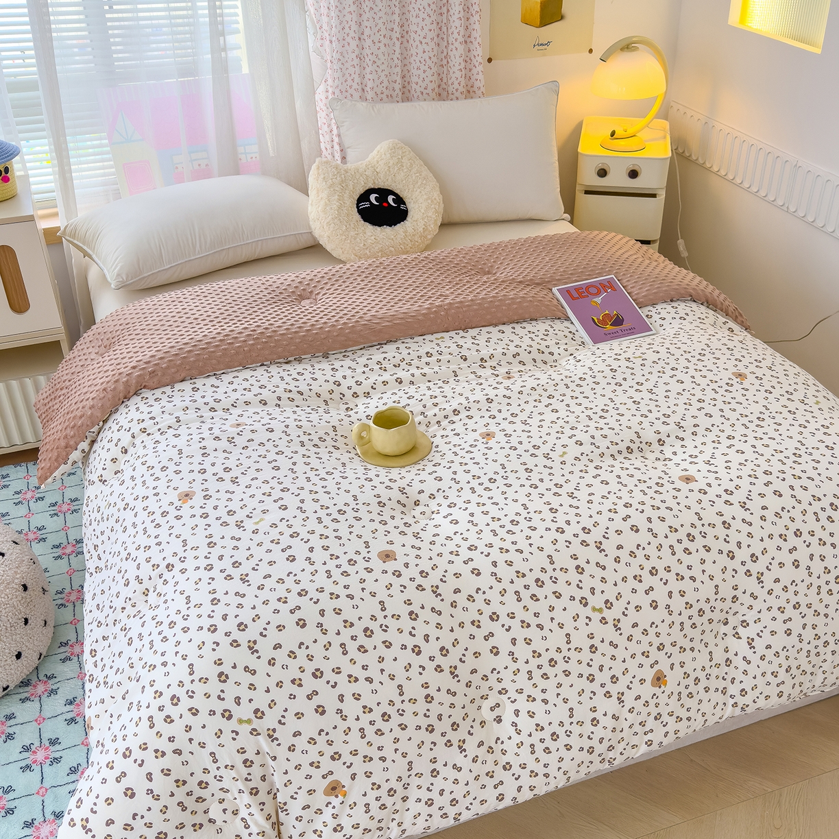 91家纺网 家纺一手货源 找家纺 爱宝被业 2025新款A类水洗棉双层纱豆豆绒被芯 豹纹卡皮巴拉