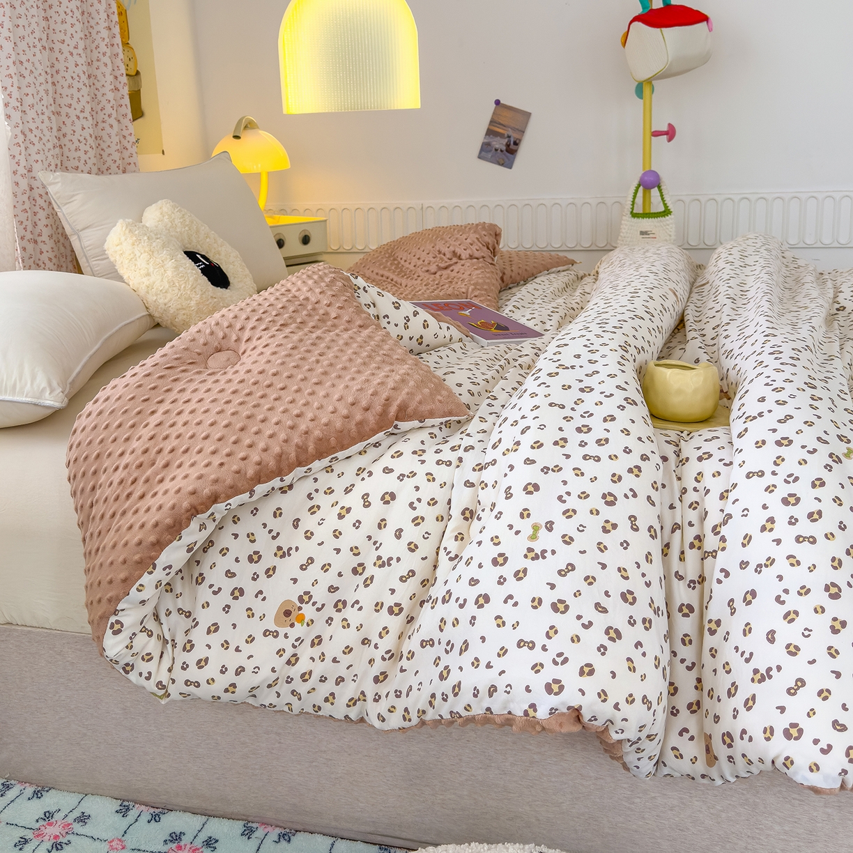 91家纺网 家纺一手货源 找家纺 爱宝被业 2025新款A类水洗棉双层纱豆豆绒被芯 豹纹卡皮巴拉