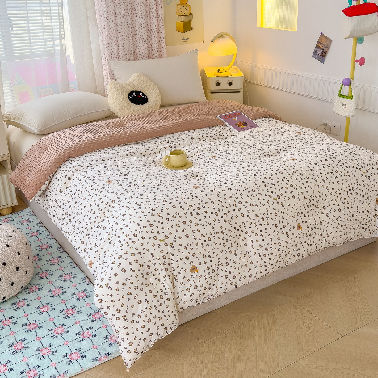 91家纺网 家纺一手货源 找家纺 爱宝被业 2025新款A类水洗棉双层纱豆豆绒被芯 豹纹卡皮巴拉