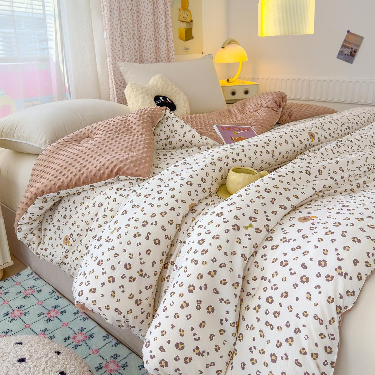 91家纺网 家纺一手货源 找家纺 爱宝被业 2025新款A类水洗棉双层纱豆豆绒被芯 豹纹卡皮巴拉