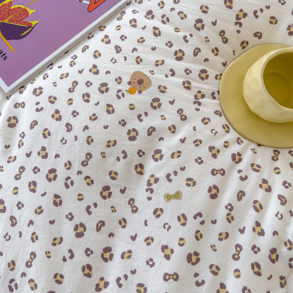 91家纺网 家纺一手货源 找家纺 爱宝被业 2025新款A类水洗棉双层纱豆豆绒被芯 豹纹卡皮巴拉