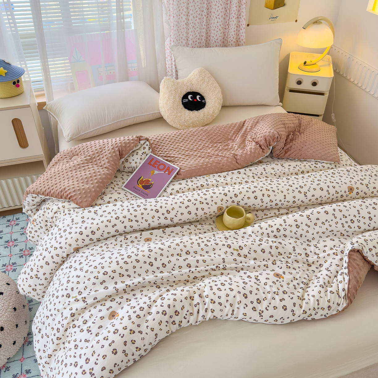 91家纺网 家纺一手货源 找家纺 爱宝被业 2025新款A类水洗棉双层纱豆豆绒被芯 豹纹卡皮巴拉