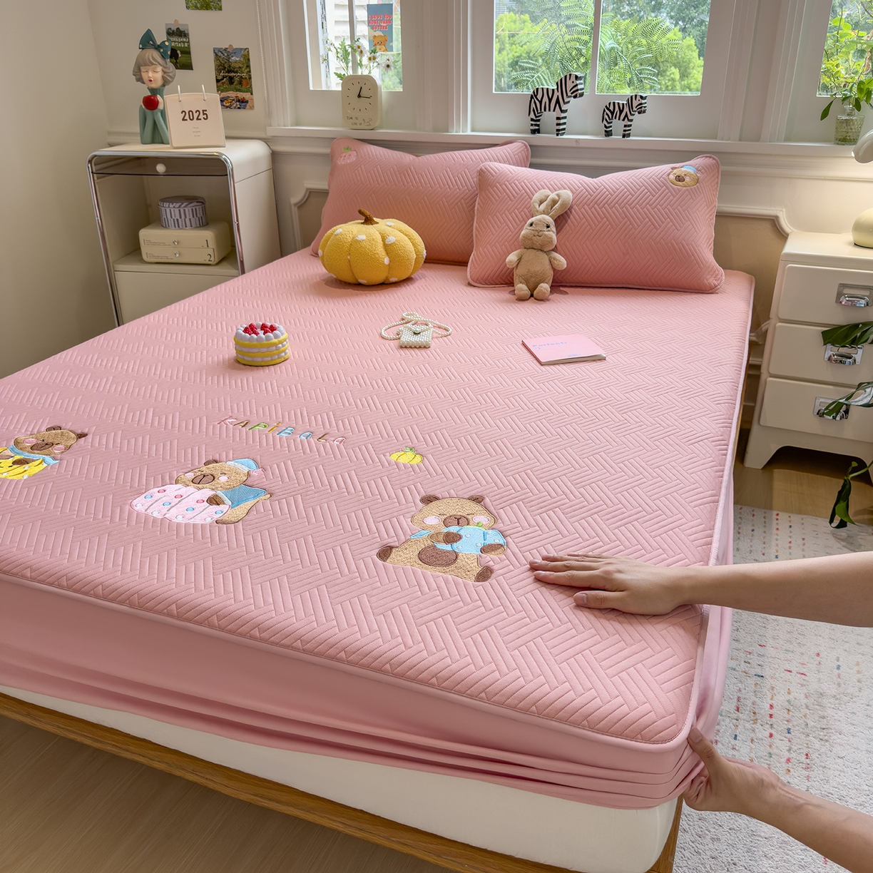 91家纺网 家纺一手货源 找家纺 眠多宝 2025新款三联刺绣卡通夹棉床笠全包围床垫保护套 欢乐卡皮巴拉-藕合粉