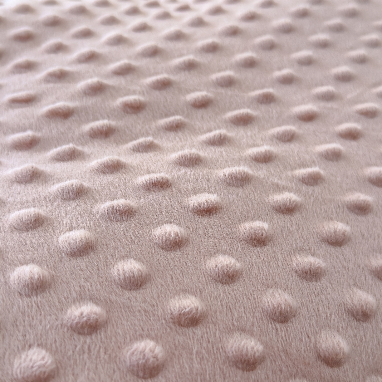 91家纺网 家纺一手货源 找家纺 爱宝被业 2025新款A类水洗棉双层纱豆豆绒被芯 豹纹卡皮巴拉