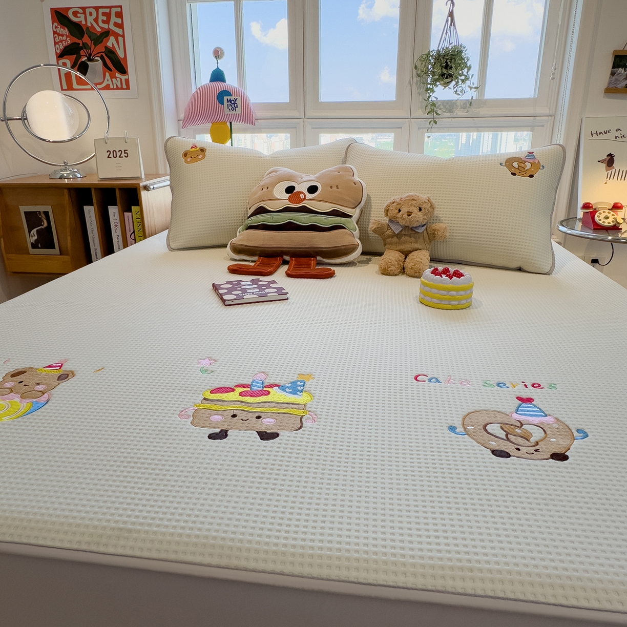 91家纺网 家纺一手货源 找家纺 眠多宝 2025新款华夫格夹棉卡通刺绣床笠全包围床垫保护套 烘焙童话-云絮白