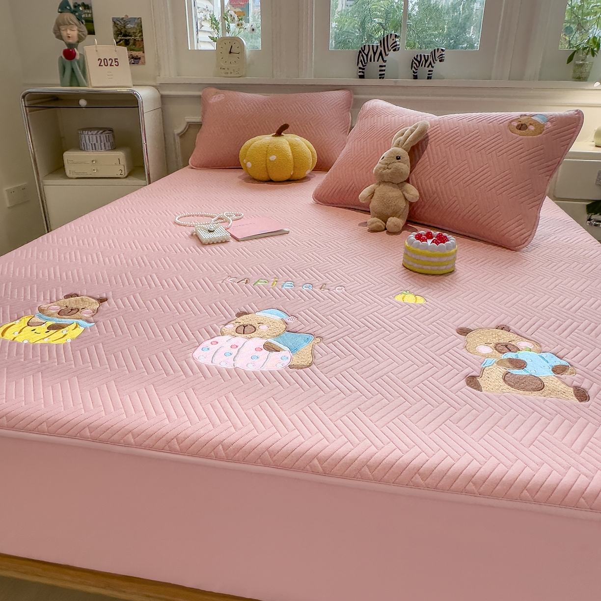 91家纺网 家纺一手货源 找家纺 眠多宝 2025新款三联刺绣卡通夹棉床笠全包围床垫保护套 欢乐卡皮巴拉-藕合粉