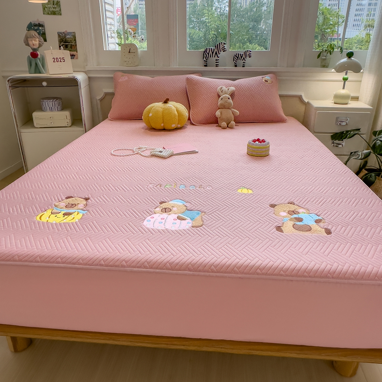 91家纺网 家纺一手货源 找家纺 眠多宝 2025新款三联刺绣卡通夹棉床笠全包围床垫保护套 欢乐卡皮巴拉-藕合粉