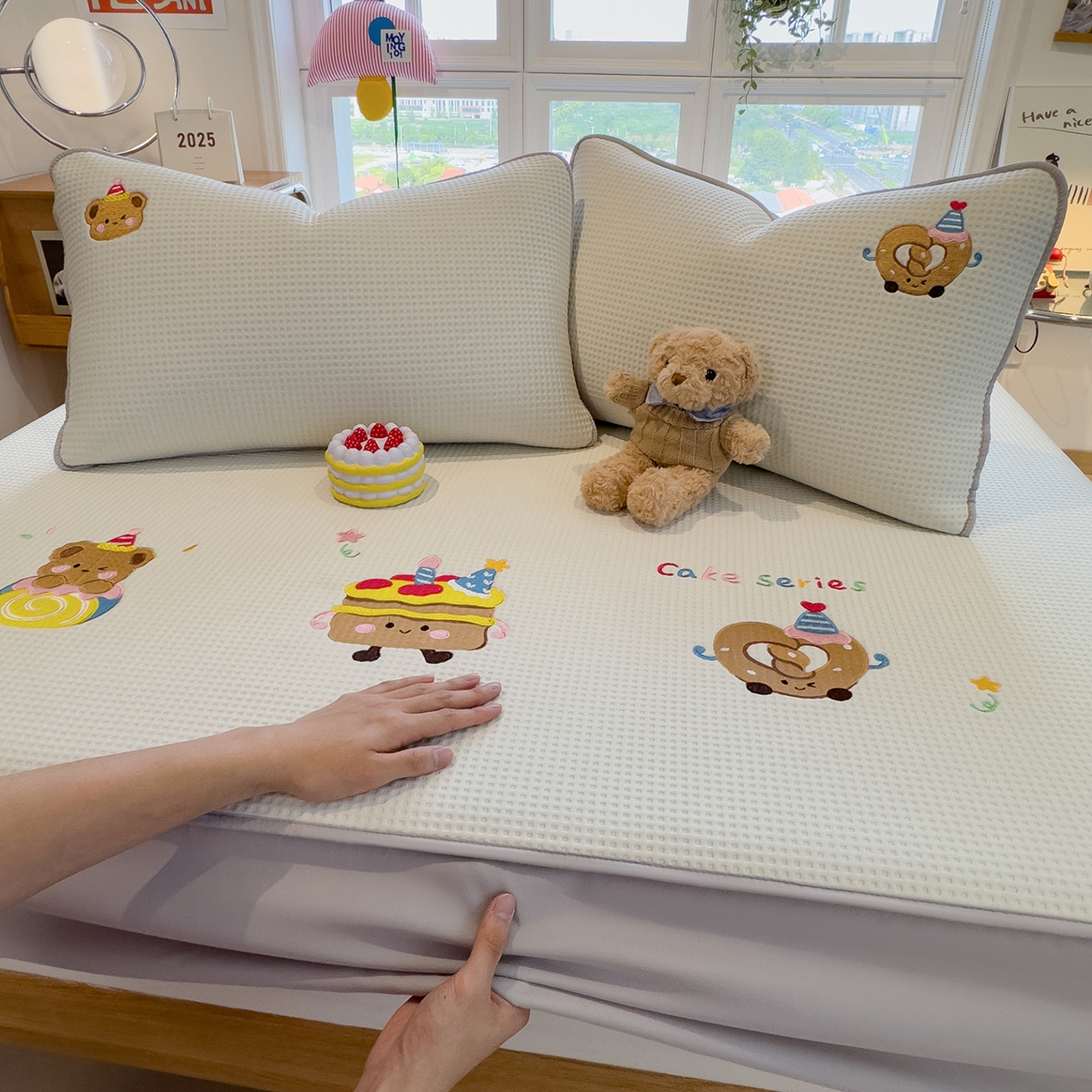 91家纺网 家纺一手货源 找家纺 眠多宝 2025新款华夫格夹棉卡通刺绣床笠全包围床垫保护套 烘焙童话-云絮白