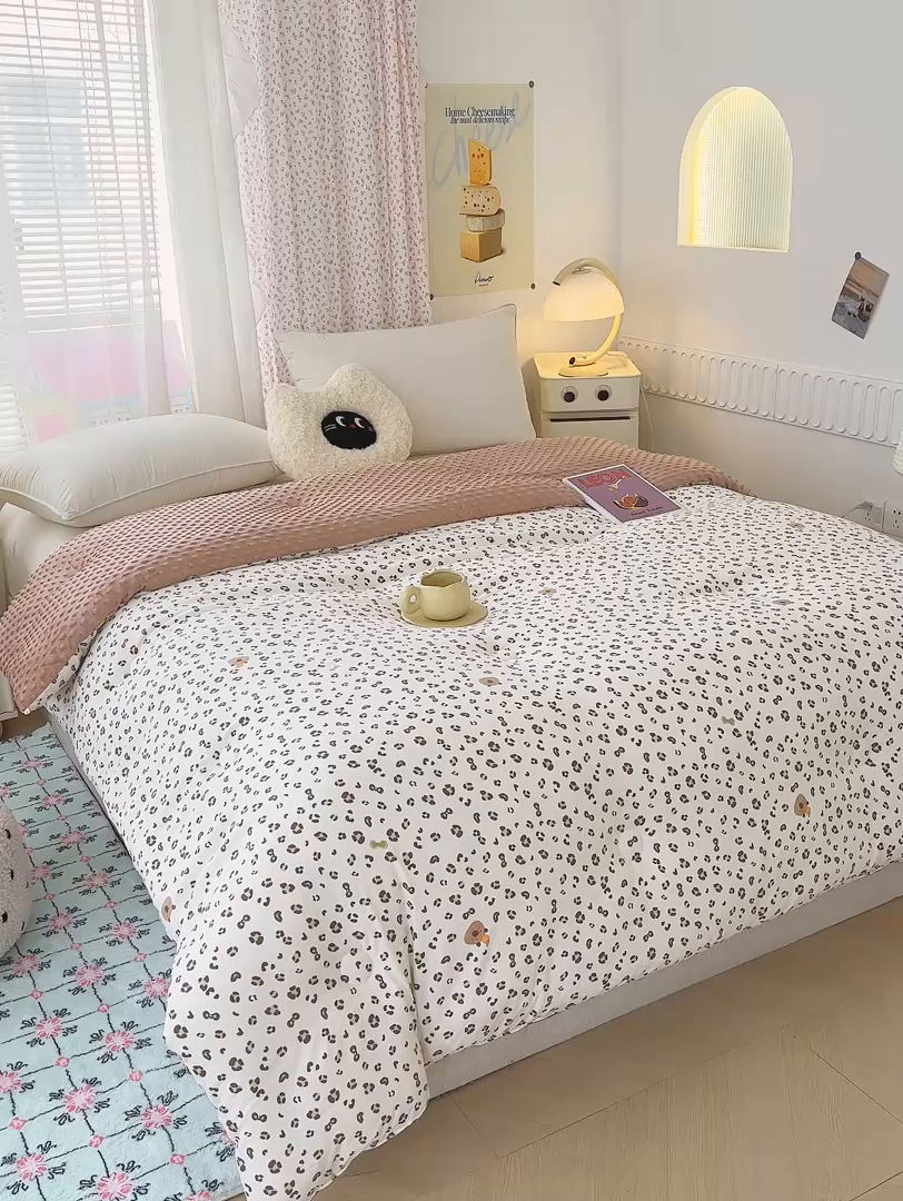 91家纺网 家纺一手货源 找家纺 爱宝被业 2025新款A类水洗棉双层纱豆豆绒被芯 豹纹卡皮巴拉