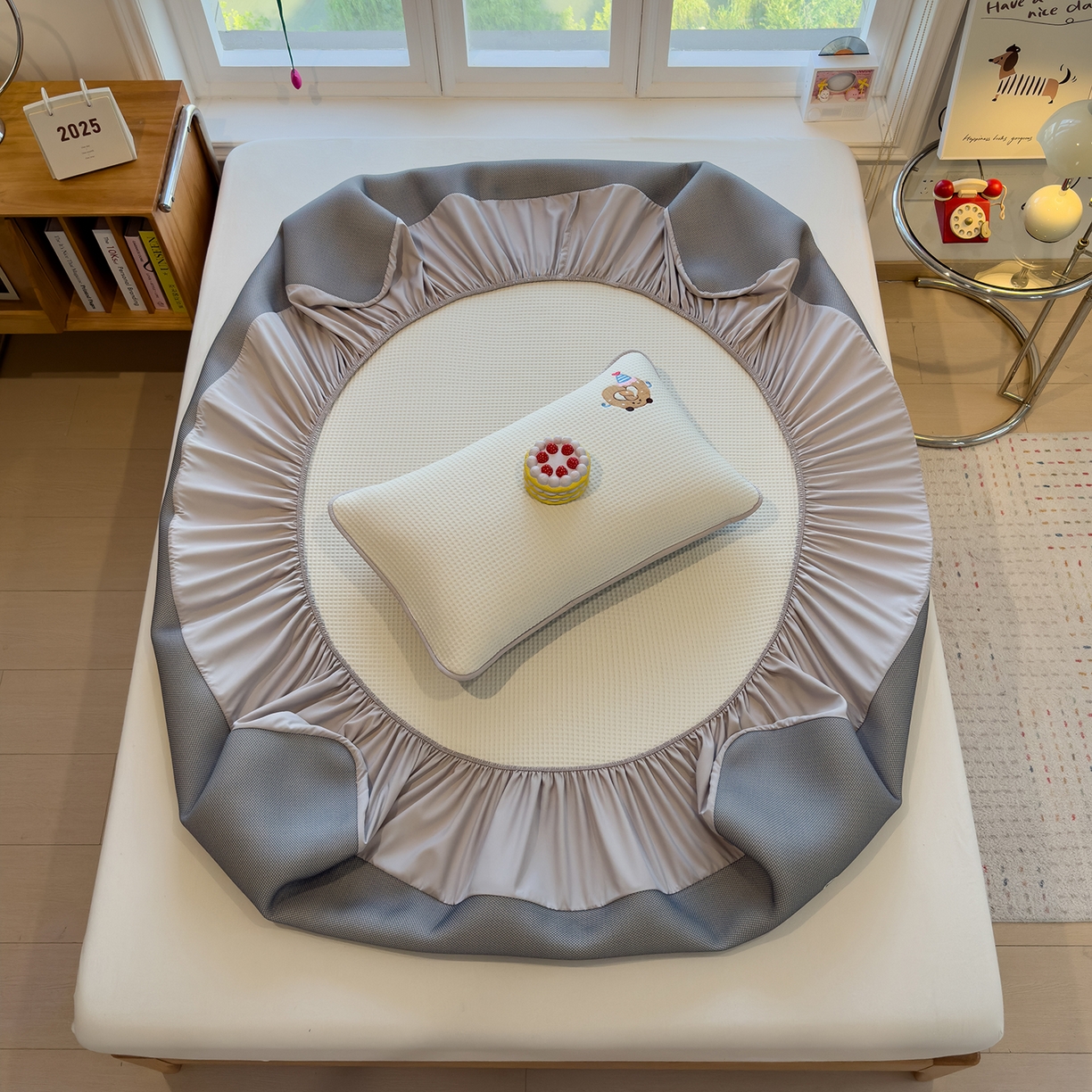 91家纺网 家纺一手货源 找家纺 眠多宝 2025新款华夫格夹棉卡通刺绣床笠全包围床垫保护套 烘焙童话-云絮白