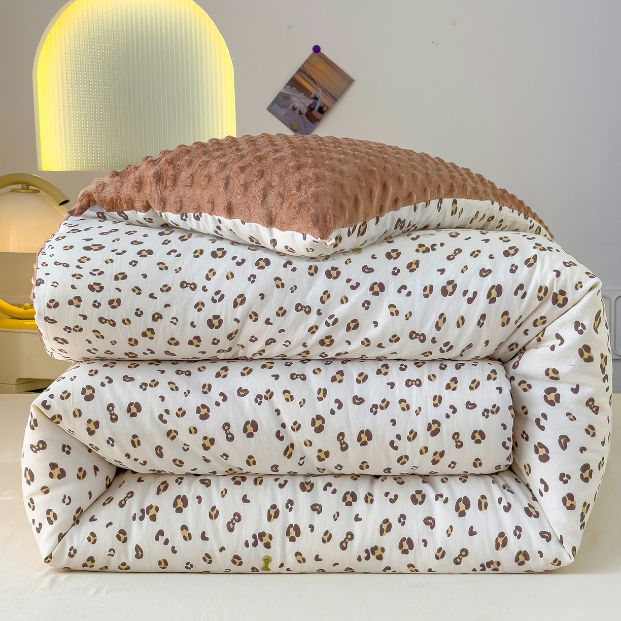 91家纺网 家纺一手货源 找家纺 爱宝被业 2025新款A类水洗棉双层纱豆豆绒被芯 豹纹卡皮巴拉