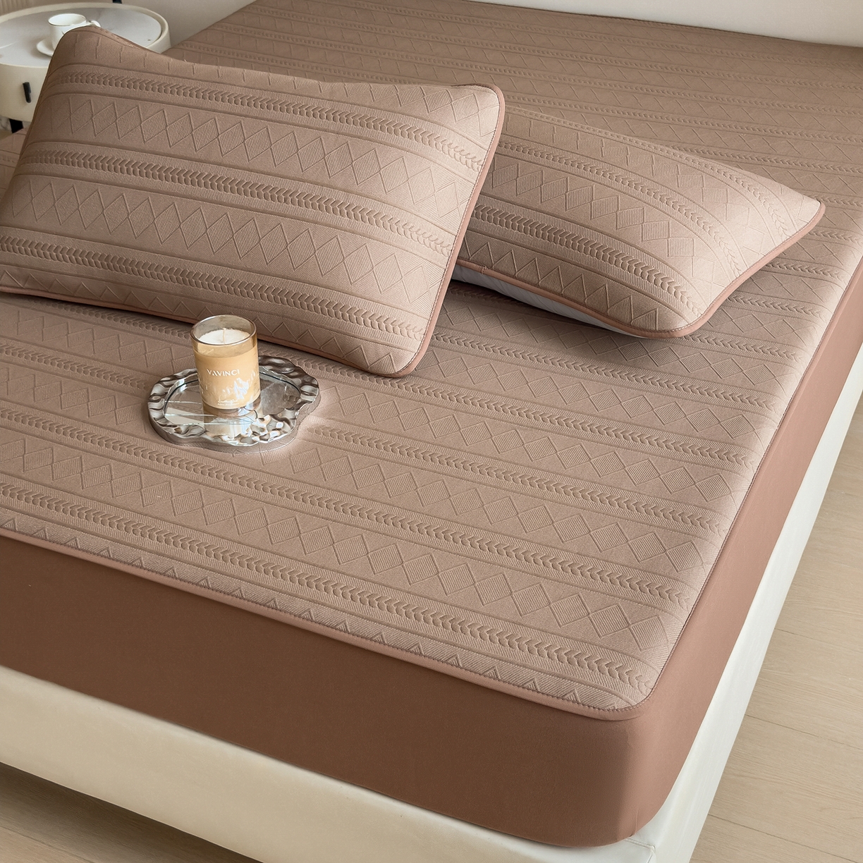 91家纺网 家纺一手货源 找家纺 眠多宝 2025新款柔感彩绒棉纯色夹棉全包围床笠 素菱笺-栗壳咖