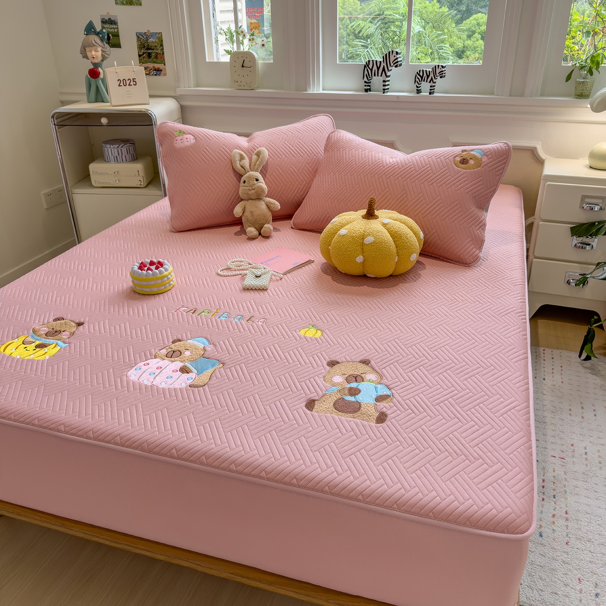 91家纺网 家纺一手货源 找家纺 眠多宝 2025新款三联刺绣卡通夹棉床笠全包围床垫保护套 欢乐卡皮巴拉-藕合粉