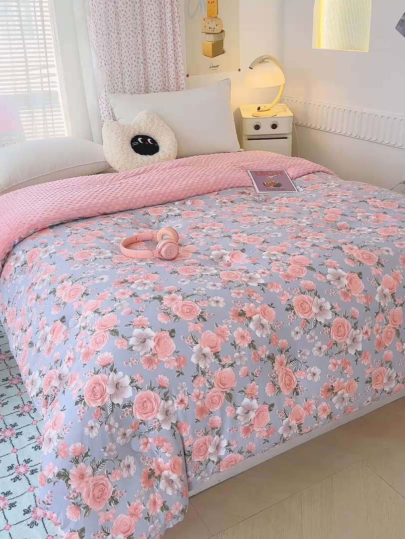 91家纺网 家纺一手货源 找家纺 爱宝被业 2025新款A类水洗棉双层纱豆豆绒被芯 花开朵朵