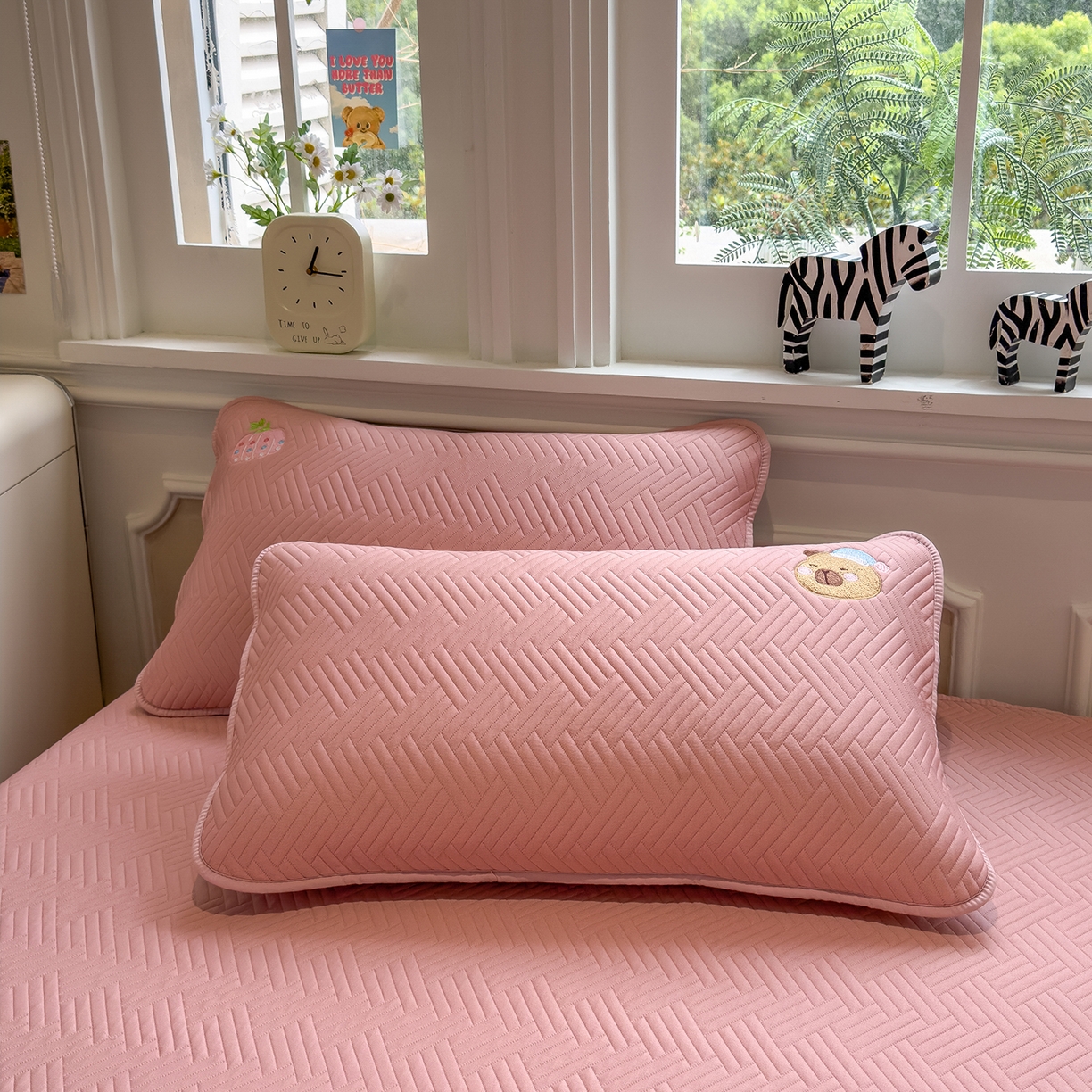 91家纺网 家纺一手货源 找家纺 眠多宝 2025新款三联刺绣卡通夹棉床笠全包围床垫保护套 欢乐卡皮巴拉-藕合粉