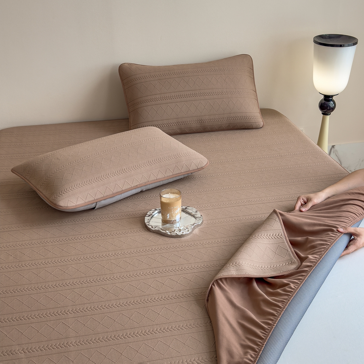 91家纺网 家纺一手货源 找家纺 眠多宝 2025新款柔感彩绒棉纯色夹棉全包围床笠 素菱笺-栗壳咖