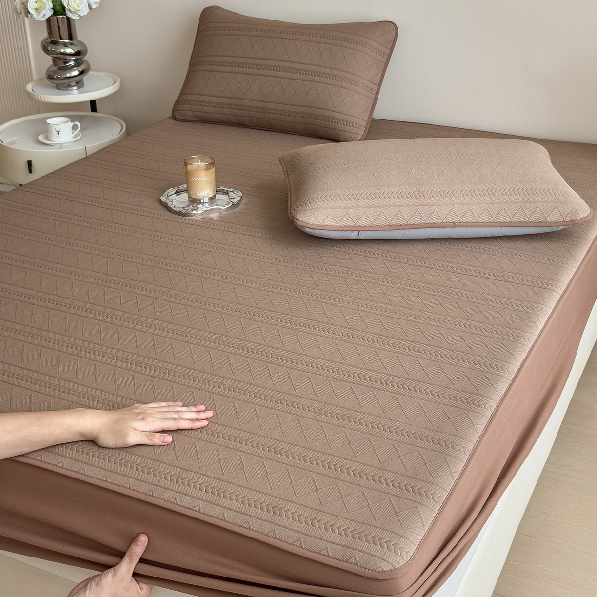 91家纺网 家纺一手货源 找家纺 眠多宝 2025新款柔感彩绒棉纯色夹棉全包围床笠 素菱笺-栗壳咖