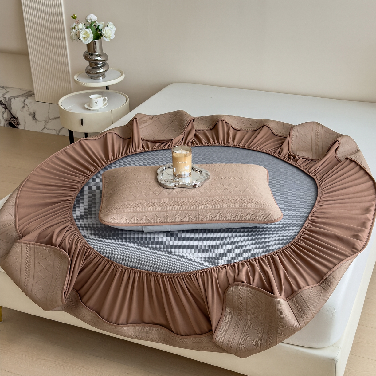 91家纺网 家纺一手货源 找家纺 眠多宝 2025新款柔感彩绒棉纯色夹棉全包围床笠 素菱笺-栗壳咖