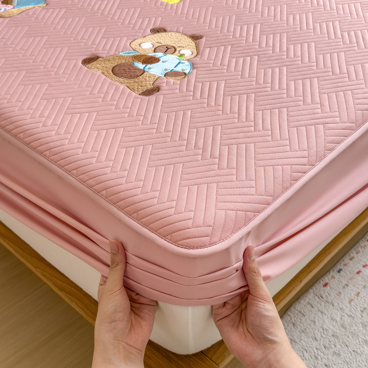 91家纺网 家纺一手货源 找家纺 眠多宝 2025新款三联刺绣卡通夹棉床笠全包围床垫保护套 欢乐卡皮巴拉-藕合粉