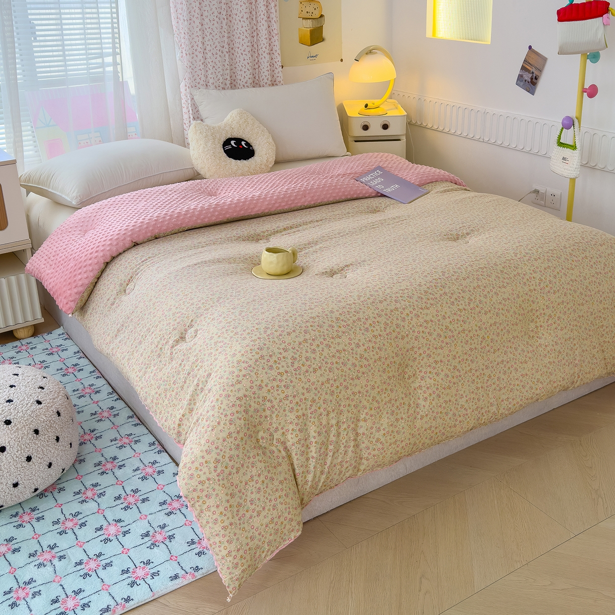 91家纺网 家纺一手货源 找家纺 爱宝被业 2025新款A类水洗棉双层纱豆豆绒被芯 花颜悦色