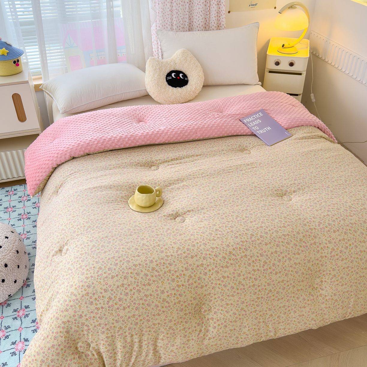 91家纺网 家纺一手货源 找家纺 爱宝被业 2025新款A类水洗棉双层纱豆豆绒被芯 花颜悦色