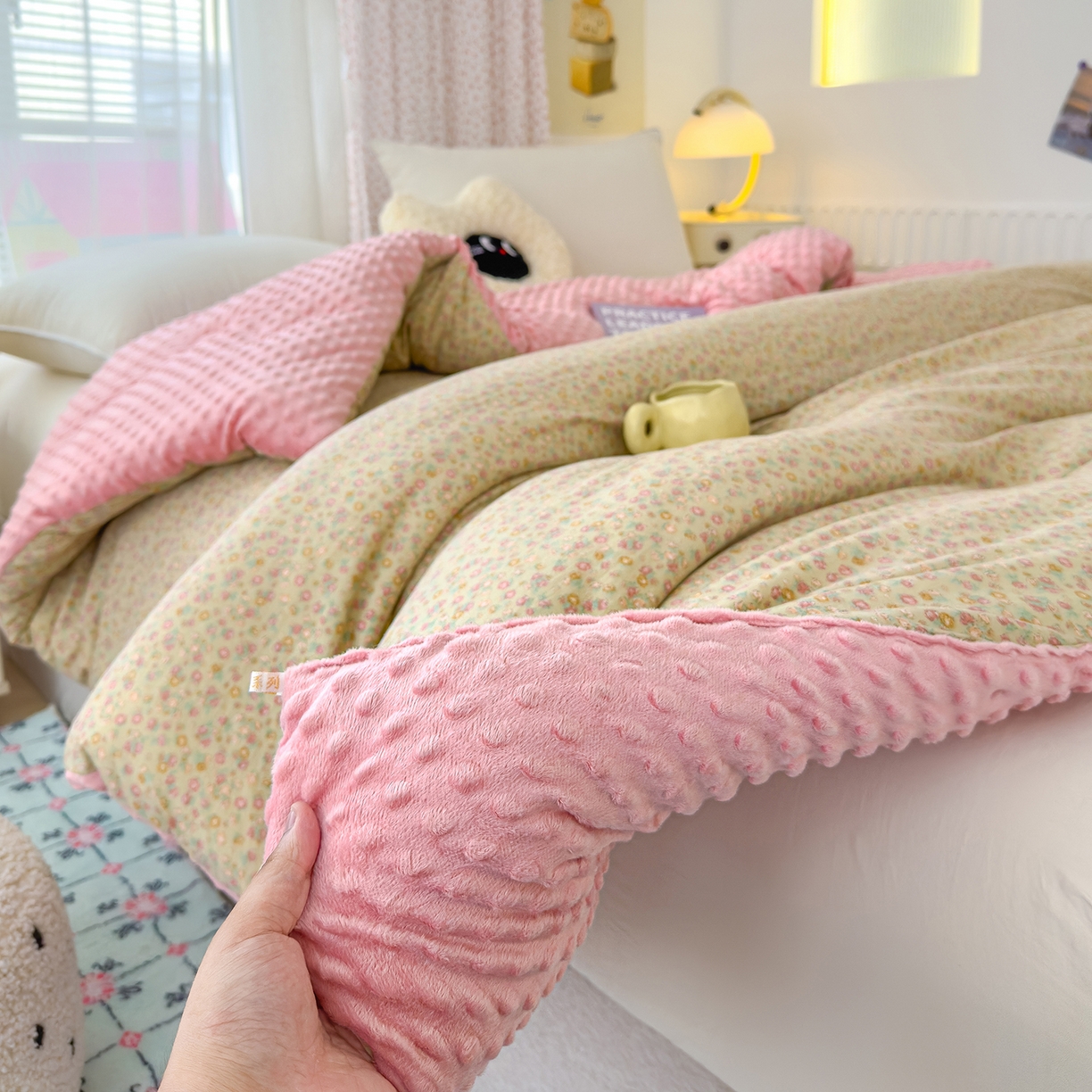 91家纺网 家纺一手货源 找家纺 爱宝被业 2025新款A类水洗棉双层纱豆豆绒被芯 花颜悦色