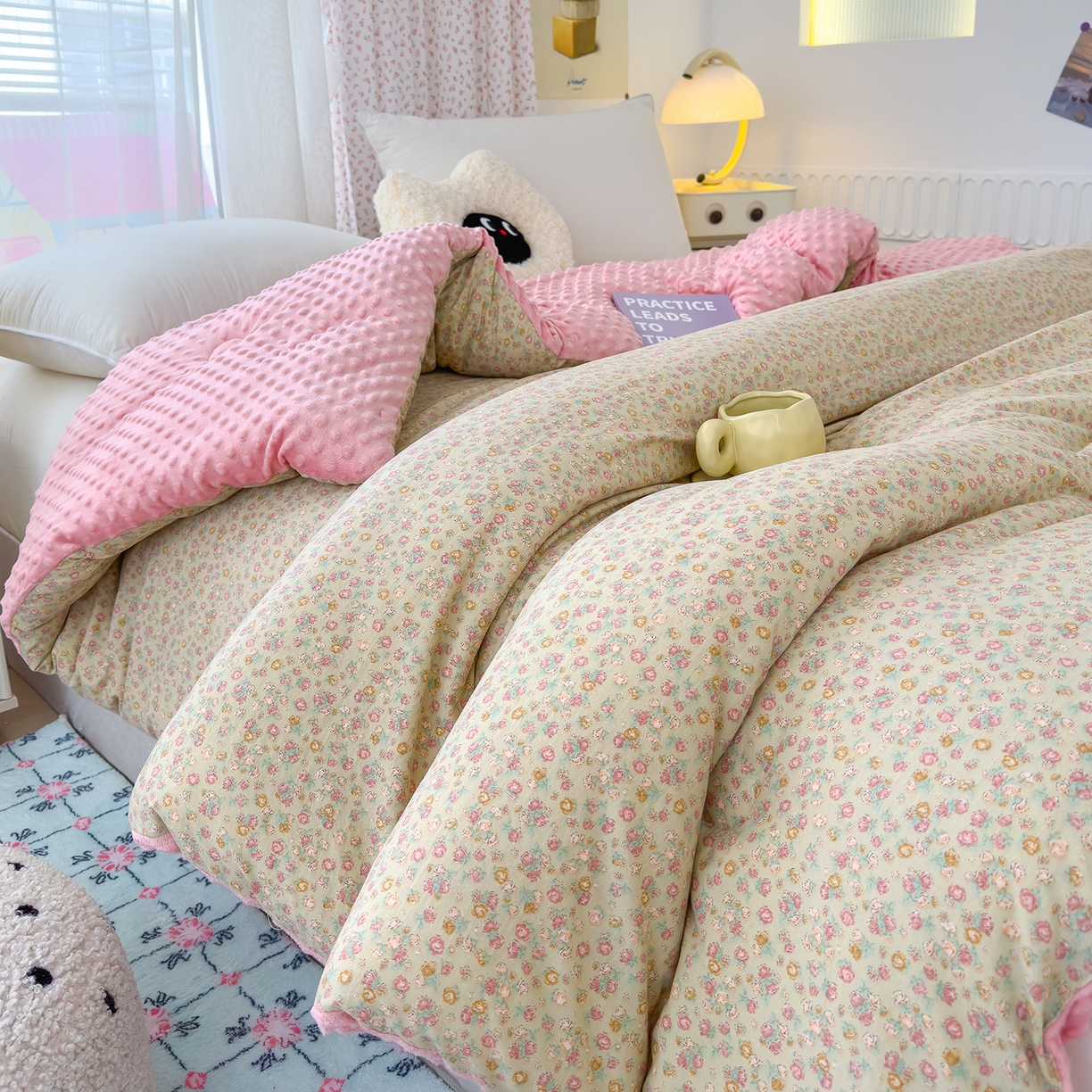 91家纺网 家纺一手货源 找家纺 爱宝被业 2025新款A类水洗棉双层纱豆豆绒被芯 花颜悦色