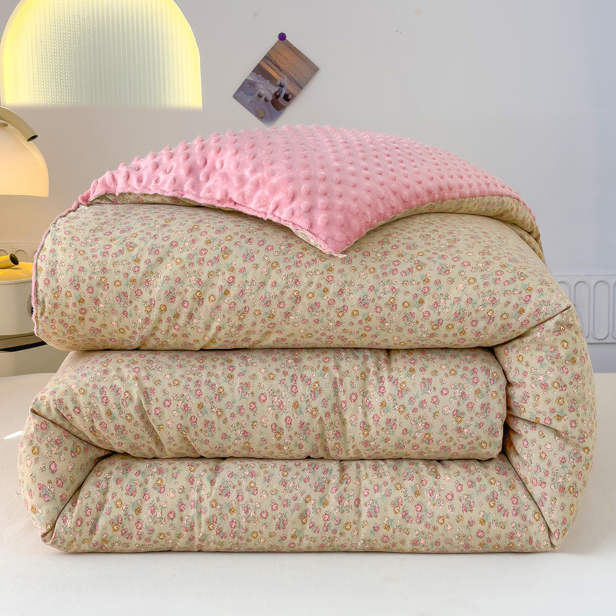 91家纺网 家纺一手货源 找家纺 爱宝被业 2025新款A类水洗棉双层纱豆豆绒被芯 花颜悦色