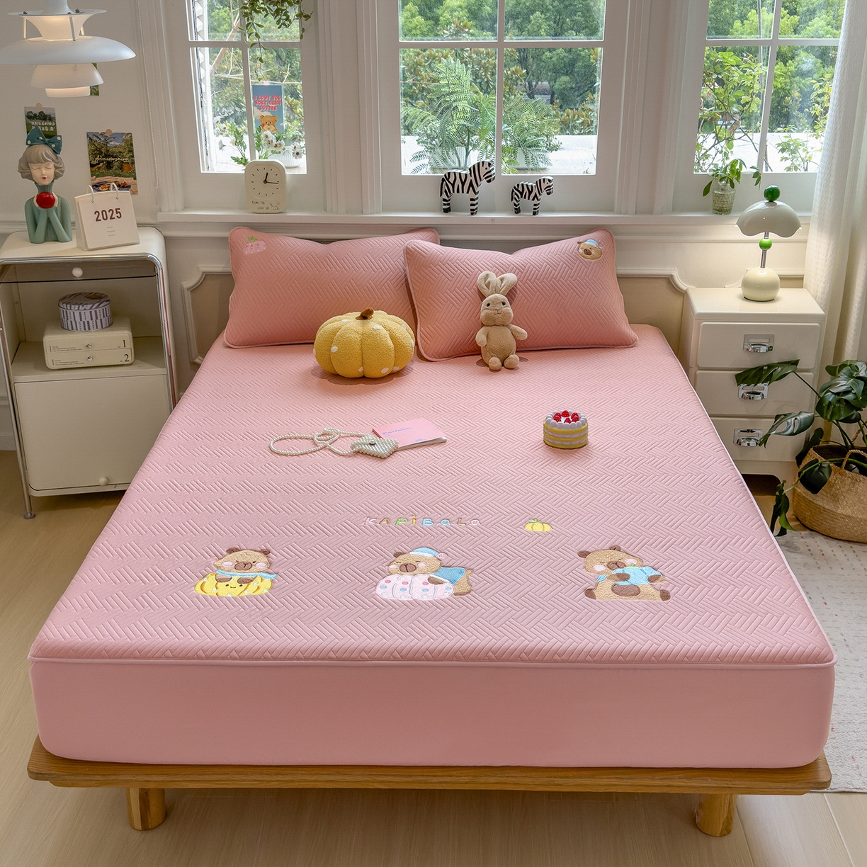 91家纺网 家纺一手货源 找家纺 眠多宝 2025新款三联刺绣卡通夹棉床笠全包围床垫保护套 欢乐卡皮巴拉-藕合粉