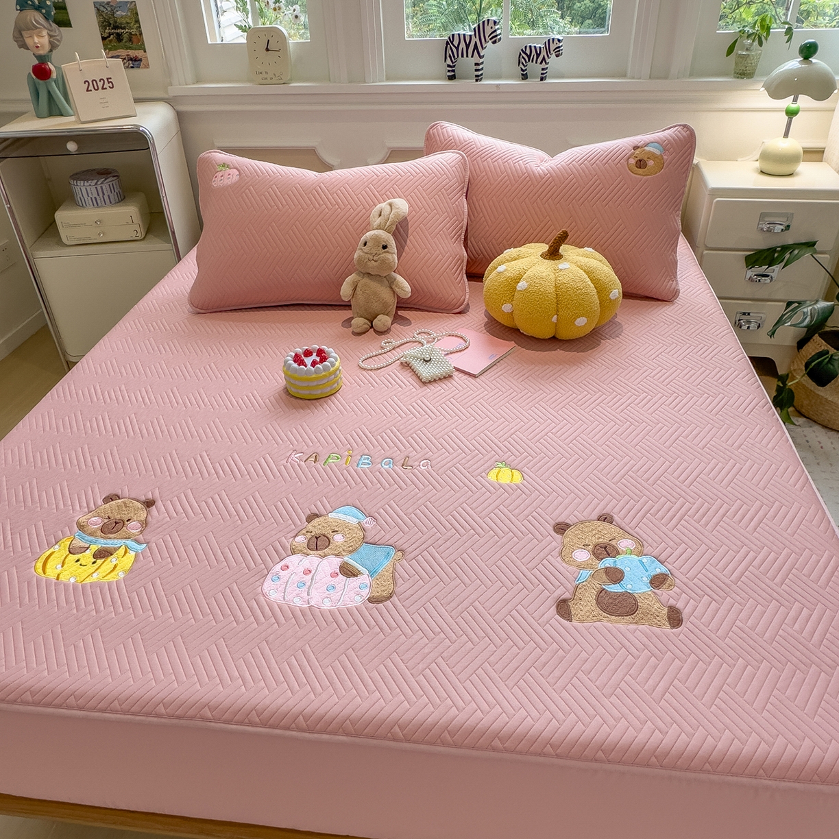 91家纺网 家纺一手货源 找家纺 眠多宝 2025新款三联刺绣卡通夹棉床笠全包围床垫保护套 欢乐卡皮巴拉-藕合粉