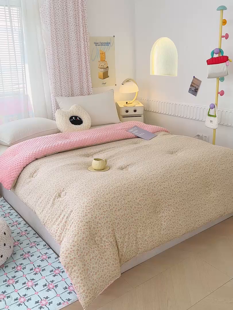 91家纺网 家纺一手货源 找家纺 爱宝被业 2025新款A类水洗棉双层纱豆豆绒被芯 花颜悦色