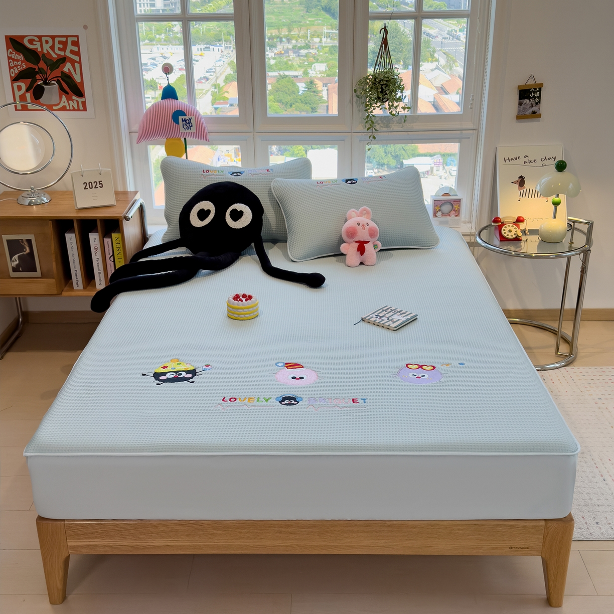 91家纺网 家纺一手货源 找家纺 眠多宝 2025新款华夫格夹棉卡通刺绣床笠全包围床垫保护套 萌趣天地-蓝絮笺