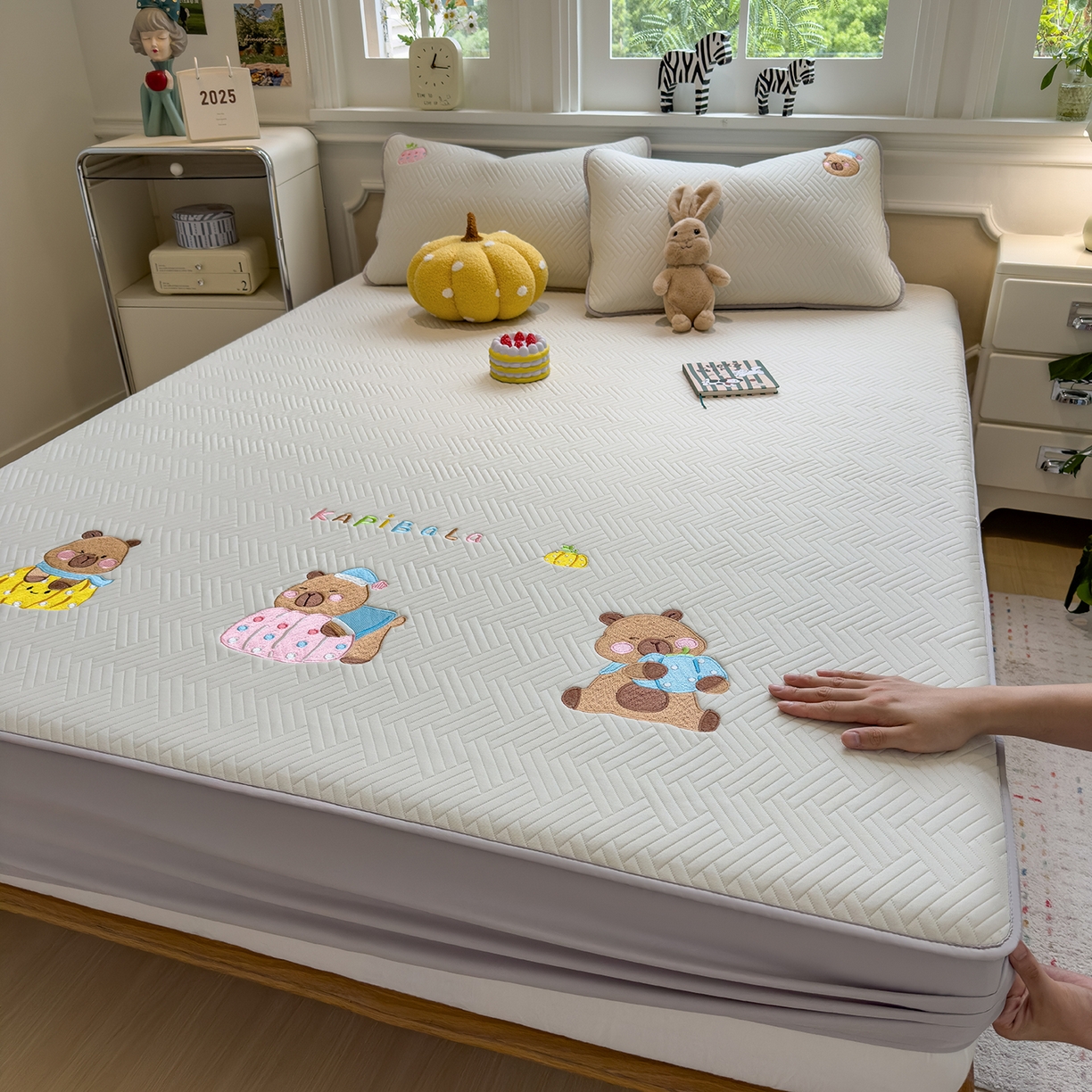 91家纺网 家纺一手货源 找家纺 眠多宝 2025新款三联刺绣卡通夹棉床笠全包围床垫保护套 欢乐卡皮巴拉-月隐灰