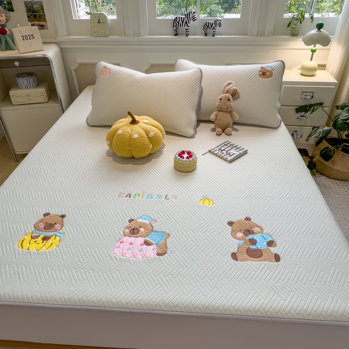 91家纺网 家纺一手货源 找家纺 眠多宝 2025新款三联刺绣卡通夹棉床笠全包围床垫保护套 欢乐卡皮巴拉-月隐灰