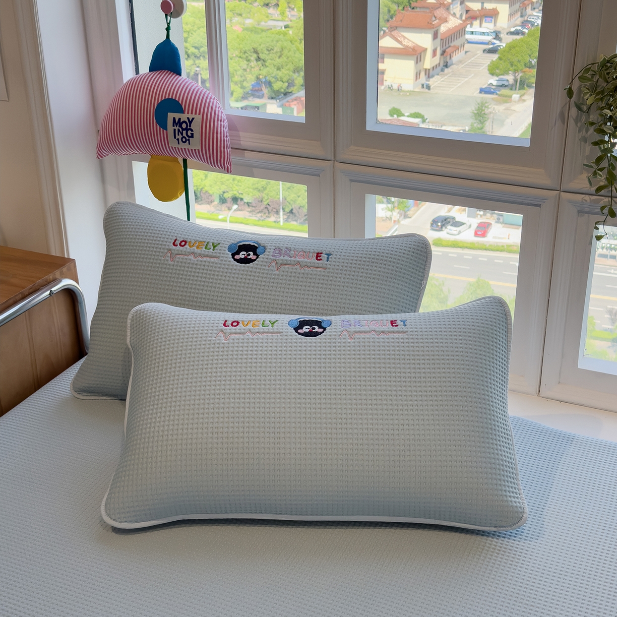 91家纺网 家纺一手货源 找家纺 眠多宝 2025新款华夫格夹棉卡通刺绣床笠全包围床垫保护套 萌趣天地-蓝絮笺