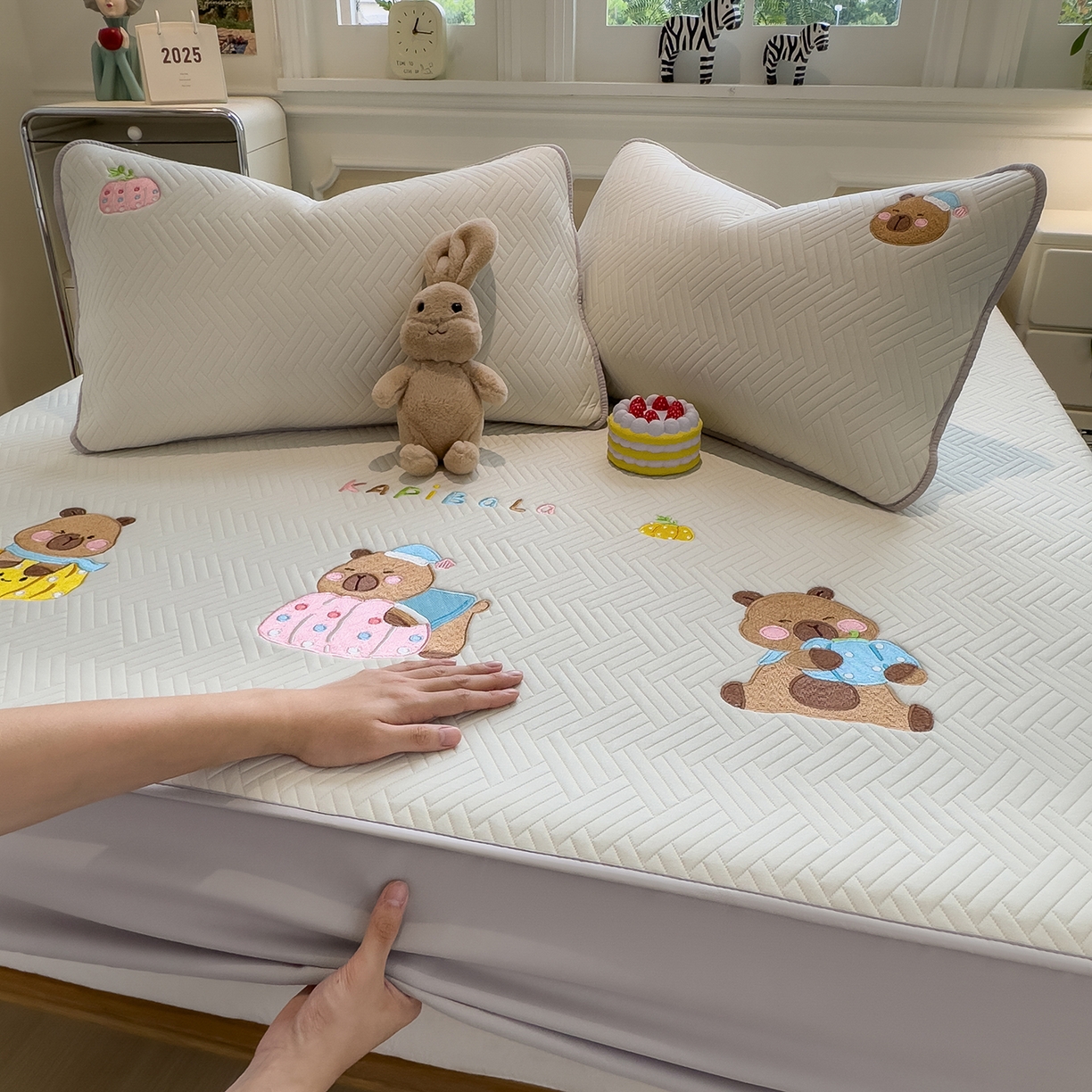 91家纺网 家纺一手货源 找家纺 眠多宝 2025新款三联刺绣卡通夹棉床笠全包围床垫保护套 欢乐卡皮巴拉-月隐灰