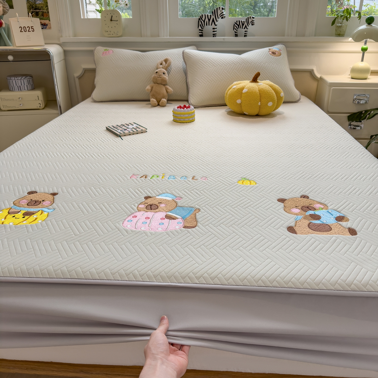 91家纺网 家纺一手货源 找家纺 眠多宝 2025新款三联刺绣卡通夹棉床笠全包围床垫保护套 欢乐卡皮巴拉-月隐灰