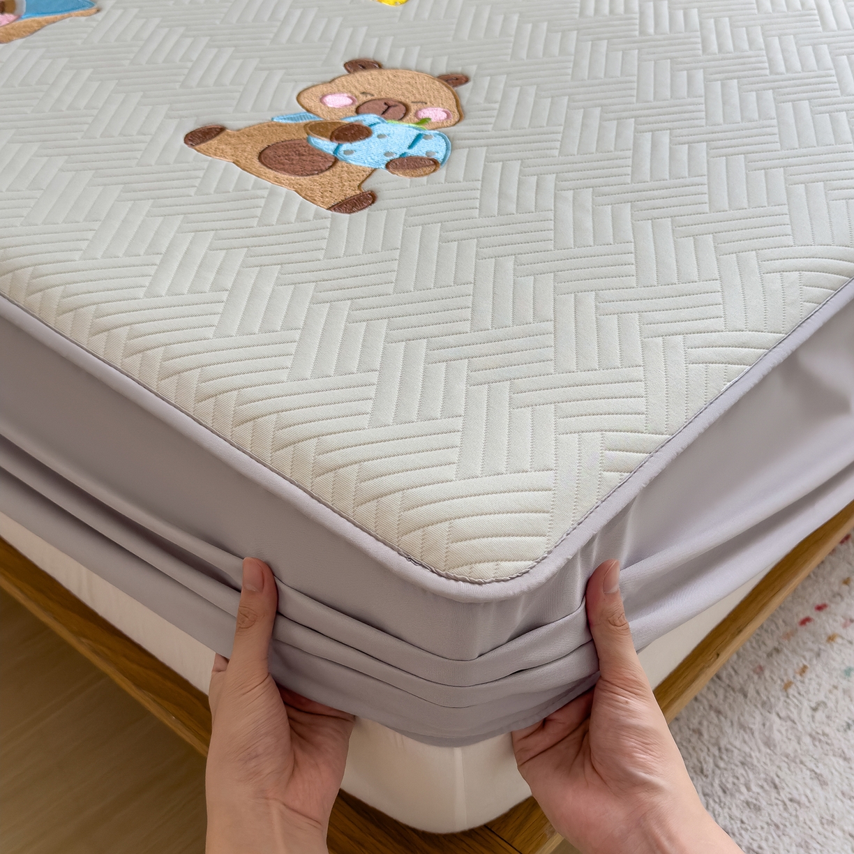 91家纺网 家纺一手货源 找家纺 眠多宝 2025新款三联刺绣卡通夹棉床笠全包围床垫保护套 欢乐卡皮巴拉-月隐灰