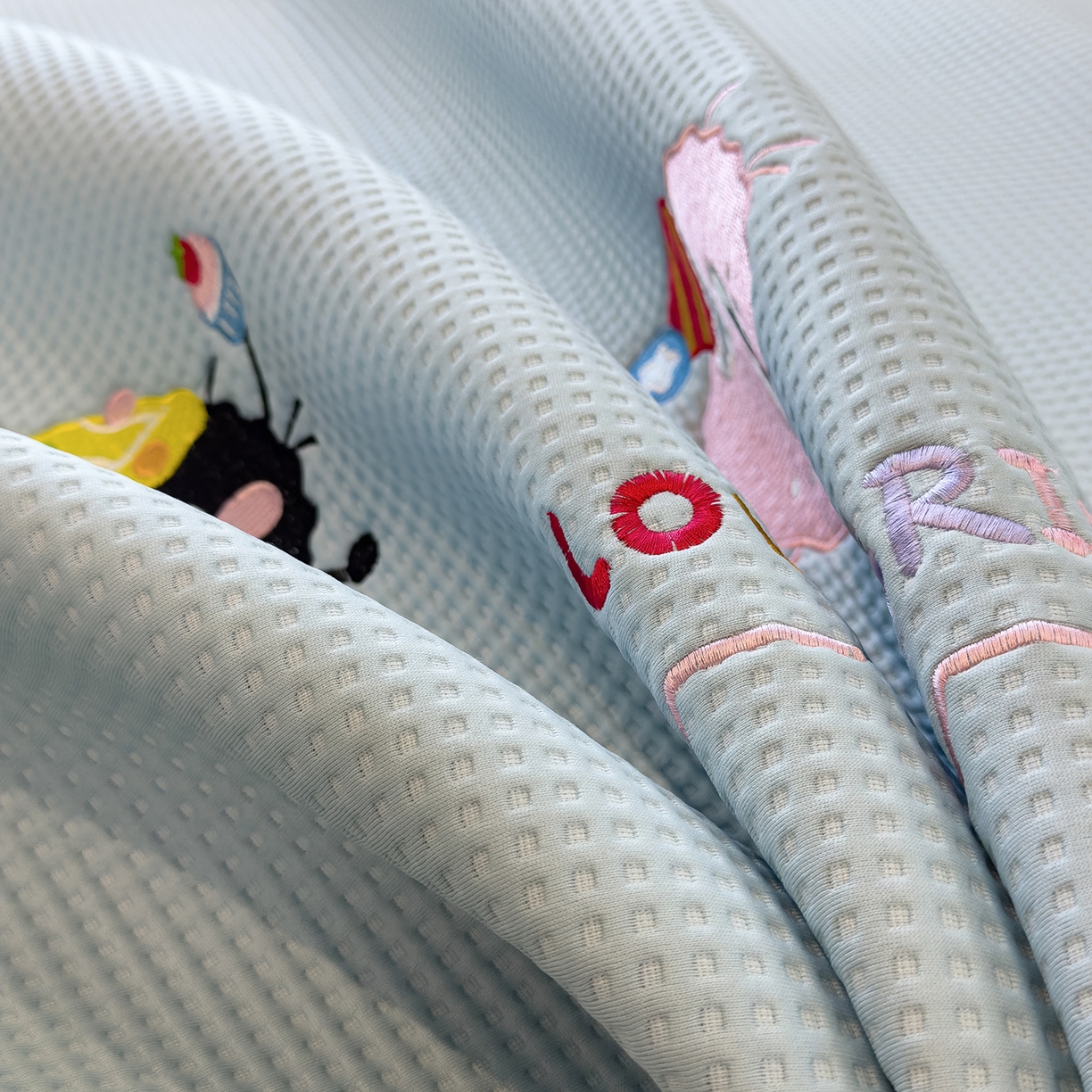 91家纺网 家纺一手货源 找家纺 眠多宝 2025新款华夫格夹棉卡通刺绣床笠全包围床垫保护套 萌趣天地-蓝絮笺