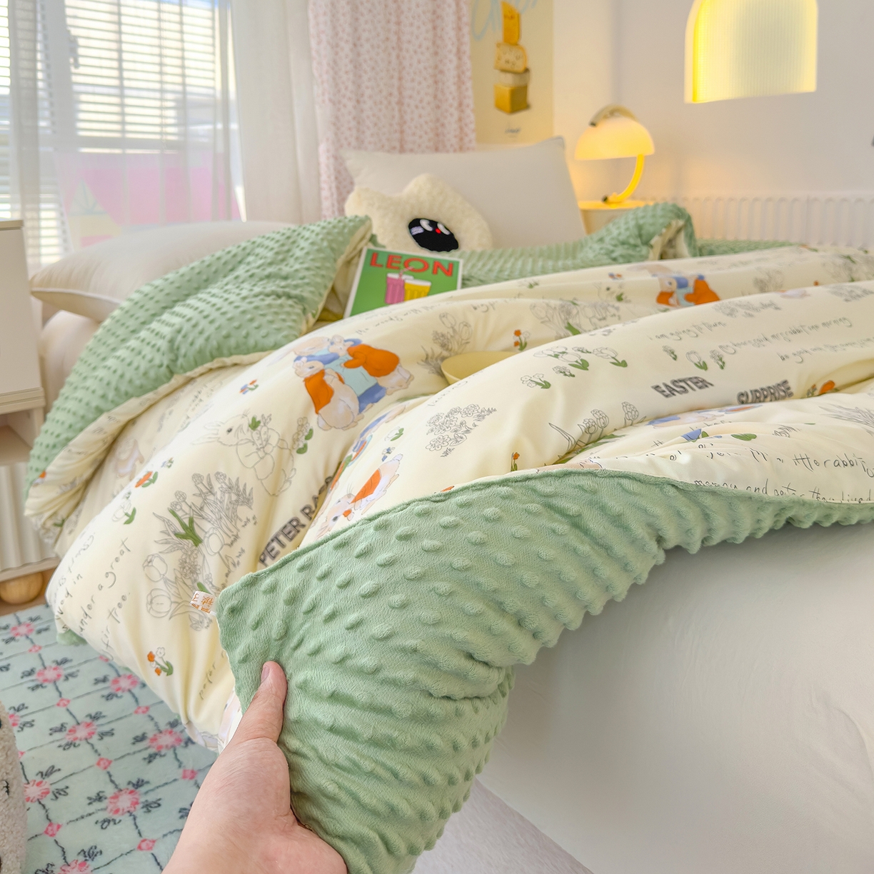 91家纺网 家纺一手货源 找家纺 爱宝被业 2025新款A类水洗棉双层纱豆豆绒被芯 小兔花园