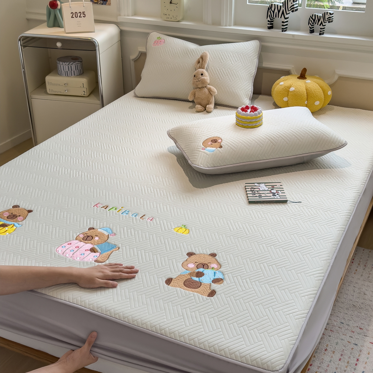 眠多宝 2025新款三联刺绣卡通夹棉床笠全包围床垫保护套 欢乐卡皮巴拉-月隐灰