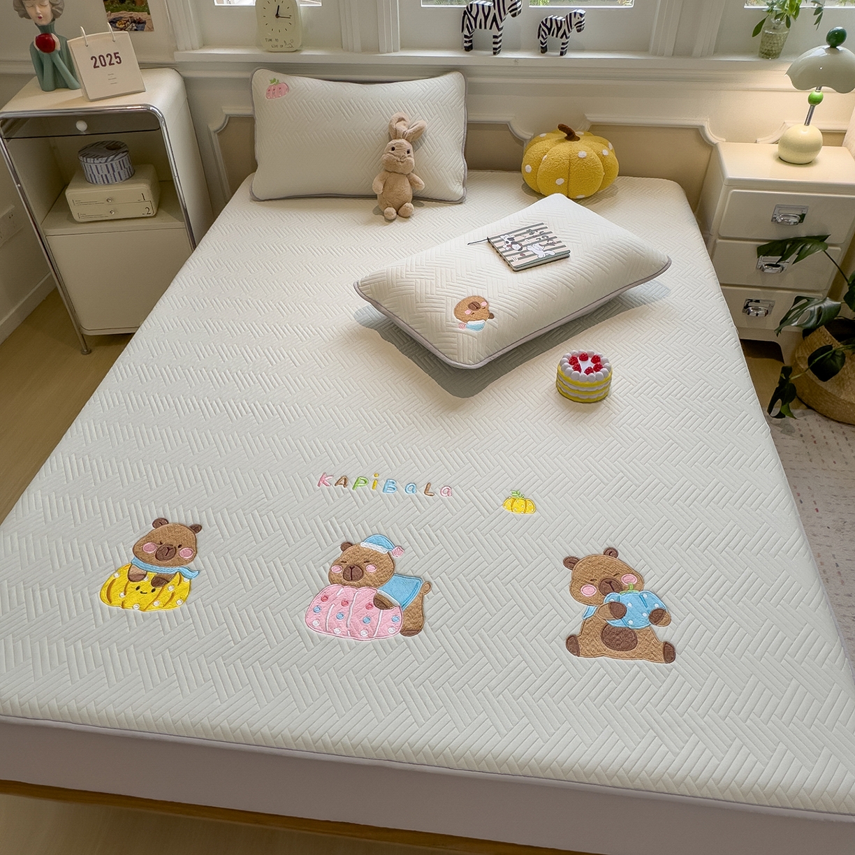 91家纺网 家纺一手货源 找家纺 眠多宝 2025新款三联刺绣卡通夹棉床笠全包围床垫保护套 欢乐卡皮巴拉-月隐灰