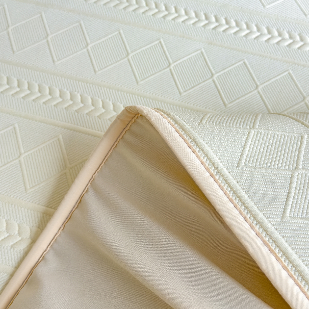 91家纺网 家纺一手货源 找家纺 眠多宝 2025新款柔感彩绒棉纯色夹棉全包围床笠 素菱笺-麦浪黄