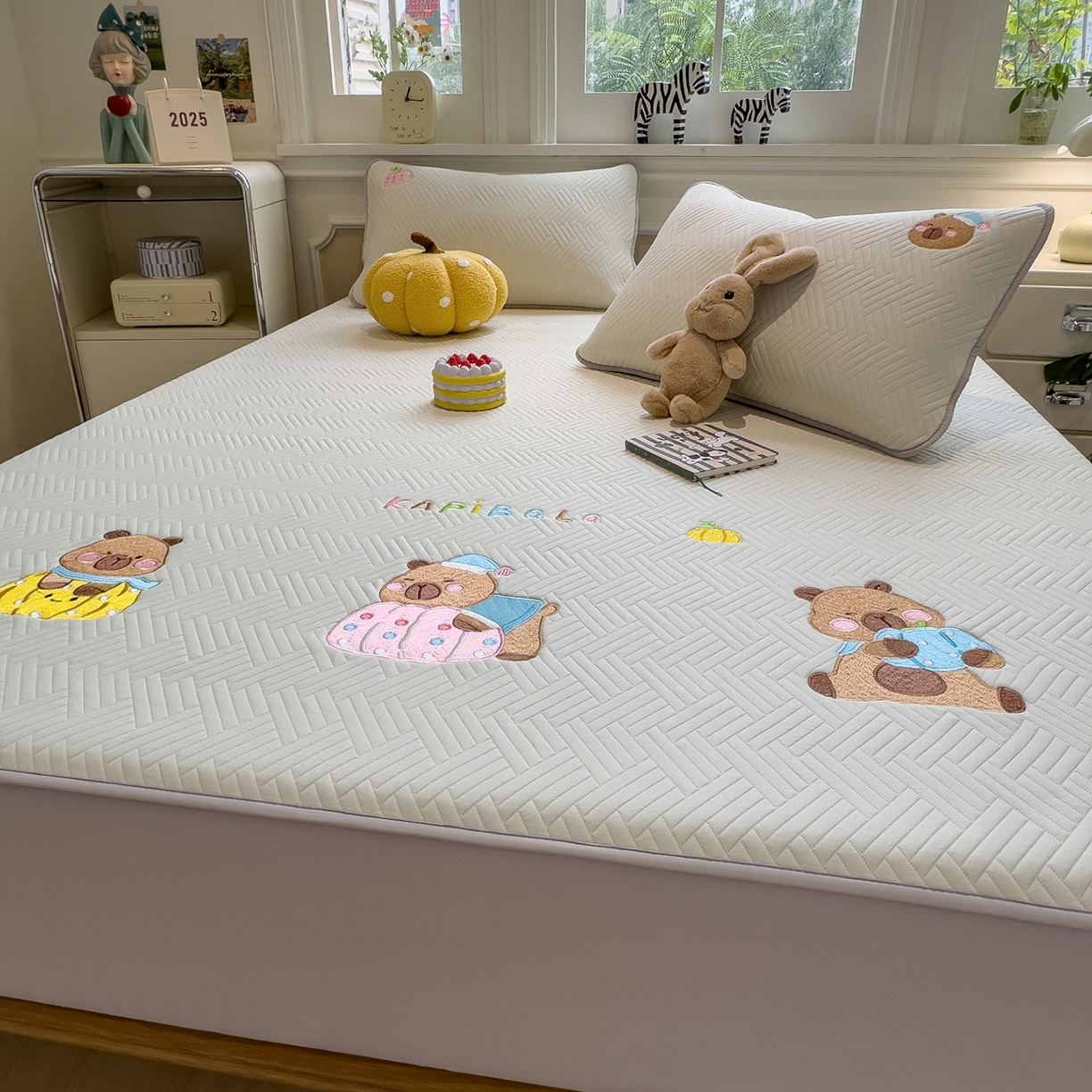 91家纺网 家纺一手货源 找家纺 眠多宝 2025新款三联刺绣卡通夹棉床笠全包围床垫保护套 欢乐卡皮巴拉-月隐灰