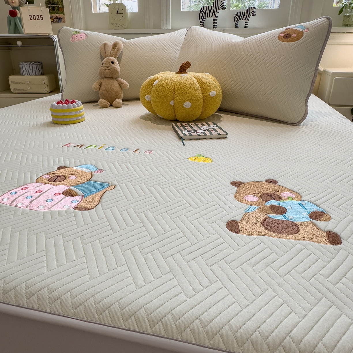 91家纺网 家纺一手货源 找家纺 眠多宝 2025新款三联刺绣卡通夹棉床笠全包围床垫保护套 欢乐卡皮巴拉-月隐灰