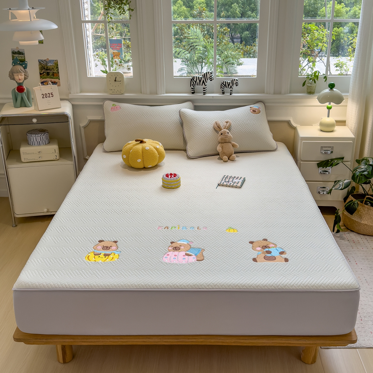 91家纺网 家纺一手货源 找家纺 眠多宝 2025新款三联刺绣卡通夹棉床笠全包围床垫保护套 欢乐卡皮巴拉-月隐灰