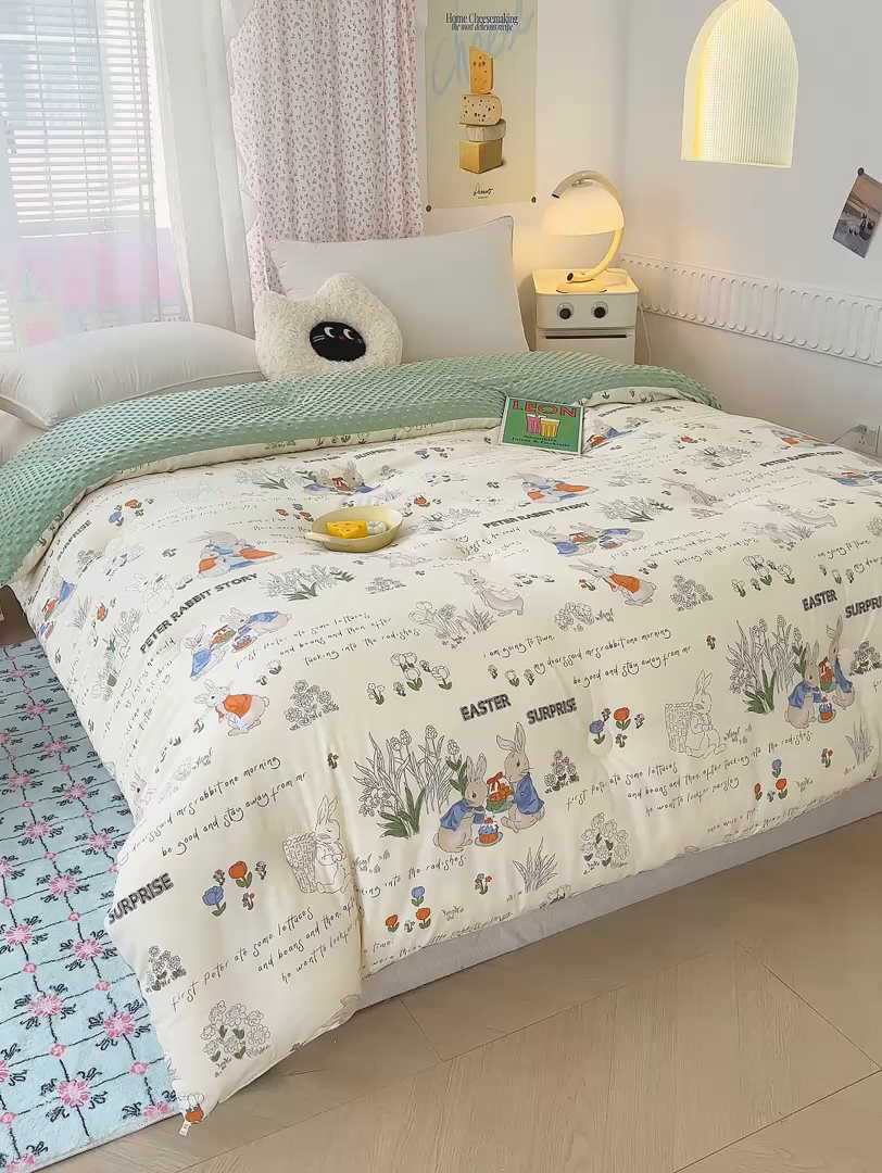 91家纺网 家纺一手货源 找家纺 爱宝被业 2025新款A类水洗棉双层纱豆豆绒被芯 小兔花园