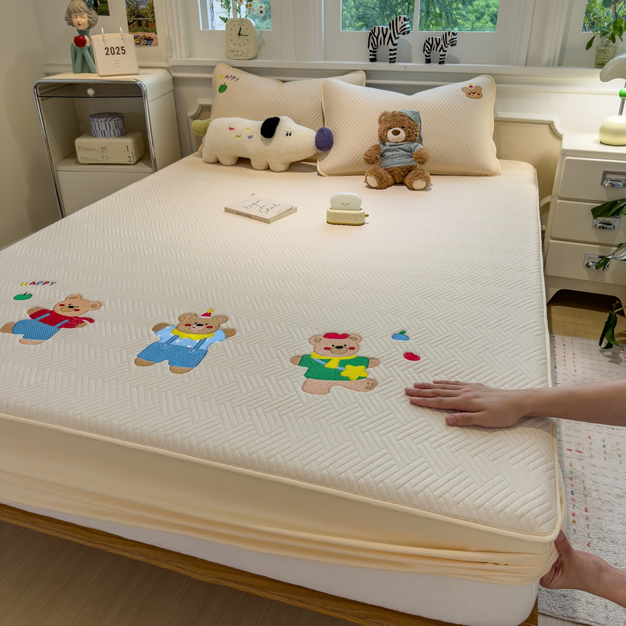 91家纺网 家纺一手货源 找家纺 眠多宝 2025新款三联刺绣卡通夹棉床笠全包围床垫保护套 开心小熊-微光黄