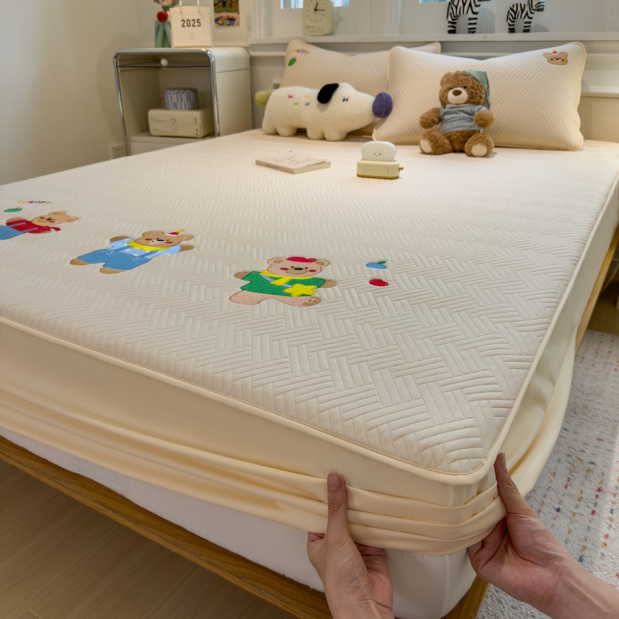 91家纺网 家纺一手货源 找家纺 眠多宝 2025新款三联刺绣卡通夹棉床笠全包围床垫保护套 开心小熊-微光黄