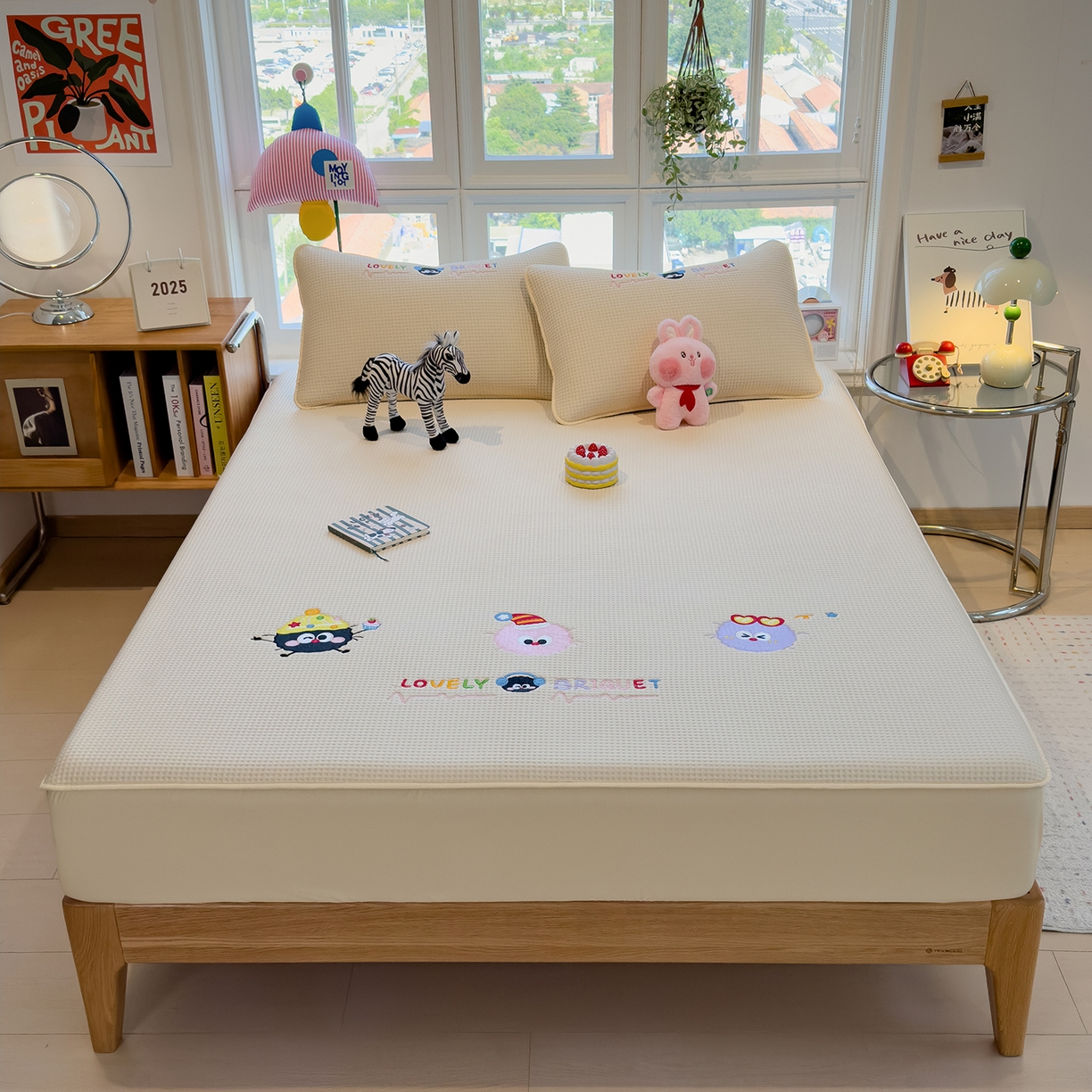 91家纺网 家纺一手货源 找家纺 眠多宝 2025新款华夫格夹棉卡通刺绣床笠全包围床垫保护套 萌趣天地-朦胧黄